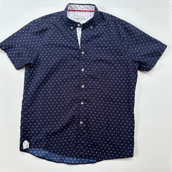 International Report Other - Men’s International Report Short Sleeved Shirt
Size Large​